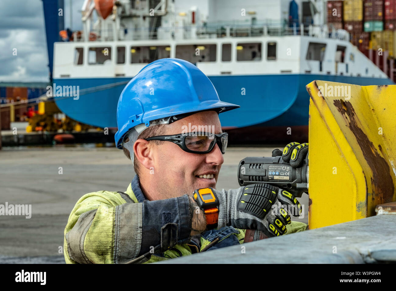 Lavoratori qualificati utilizzando strumenti di potenza Foto Stock