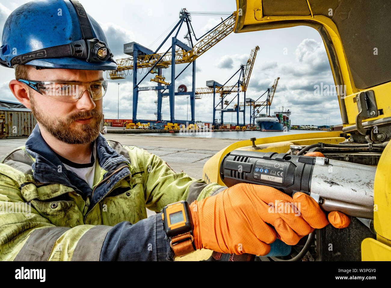Lavoratori qualificati utilizzando strumenti di potenza Foto Stock