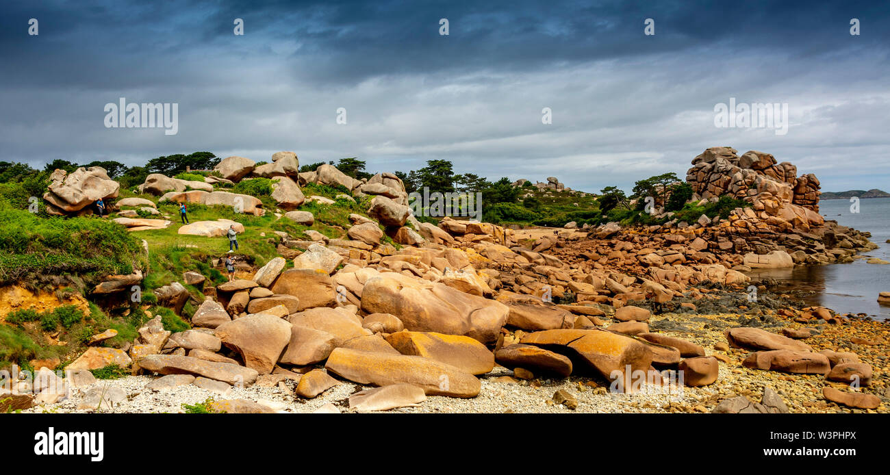 Ploumanach, rocce giganti al Cote granit rose rosa, cotes-d'Armor dipartimento, Bretagne, Francia Foto Stock