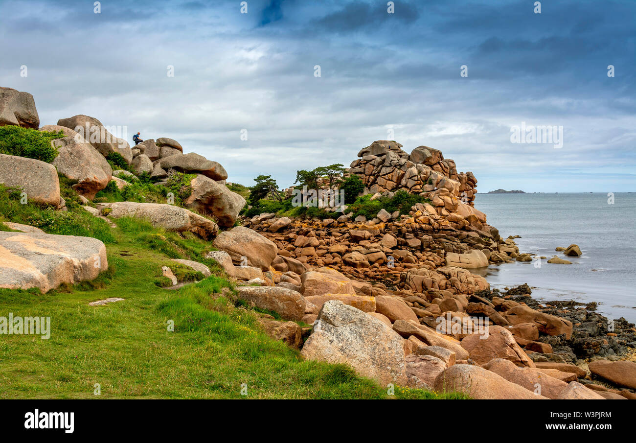 Ploumanach, rocce giganti al Cote granit rose rosa, cotes-d'Armor dipartimento, Bretagne, Francia Foto Stock