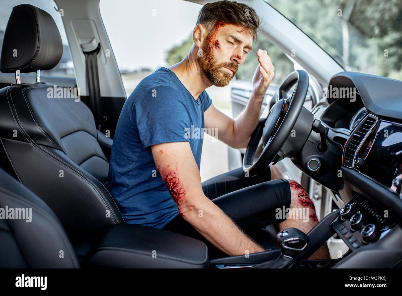 Allacciata driver con profonde lesioni sanguinamento sensazione scioccato dopo l'incidente stradale all'interno della vettura Foto Stock
