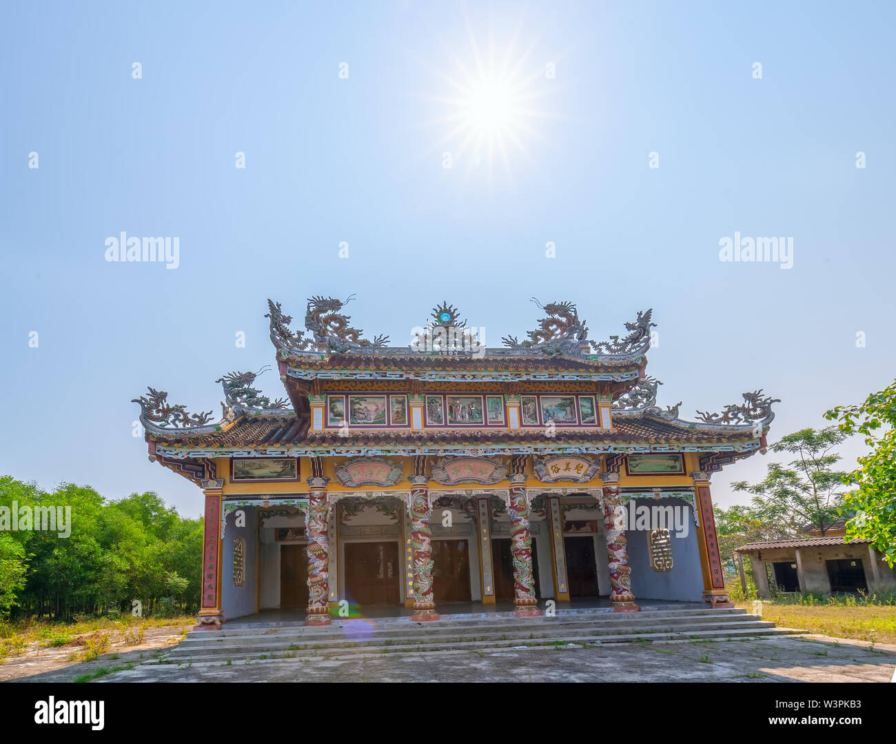 La casa antica con elaborati colonne scolpite di ceramica è un tipico della cultura in ke vo villaggio culturale, tonalità, Vietnam. Foto Stock