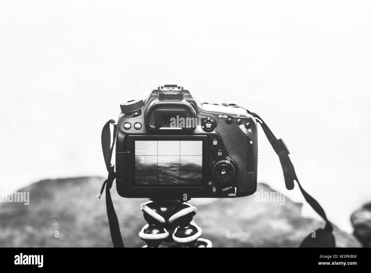 fotocamera su un gorilla pod per scattare foto di un paesaggio Foto Stock