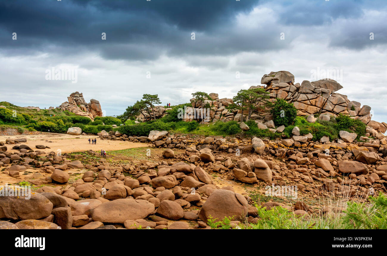 Ploumanach, rocce giganti al Cote granit rose rosa, cotes-d'Armor dipartimento, Bretagne, Francia Foto Stock