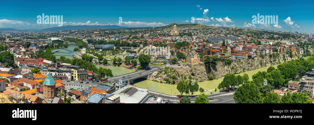 Vista panoramica splendida vista dall'alto della parte storica di Tbilisi. La Georgia in estate. Foto Stock