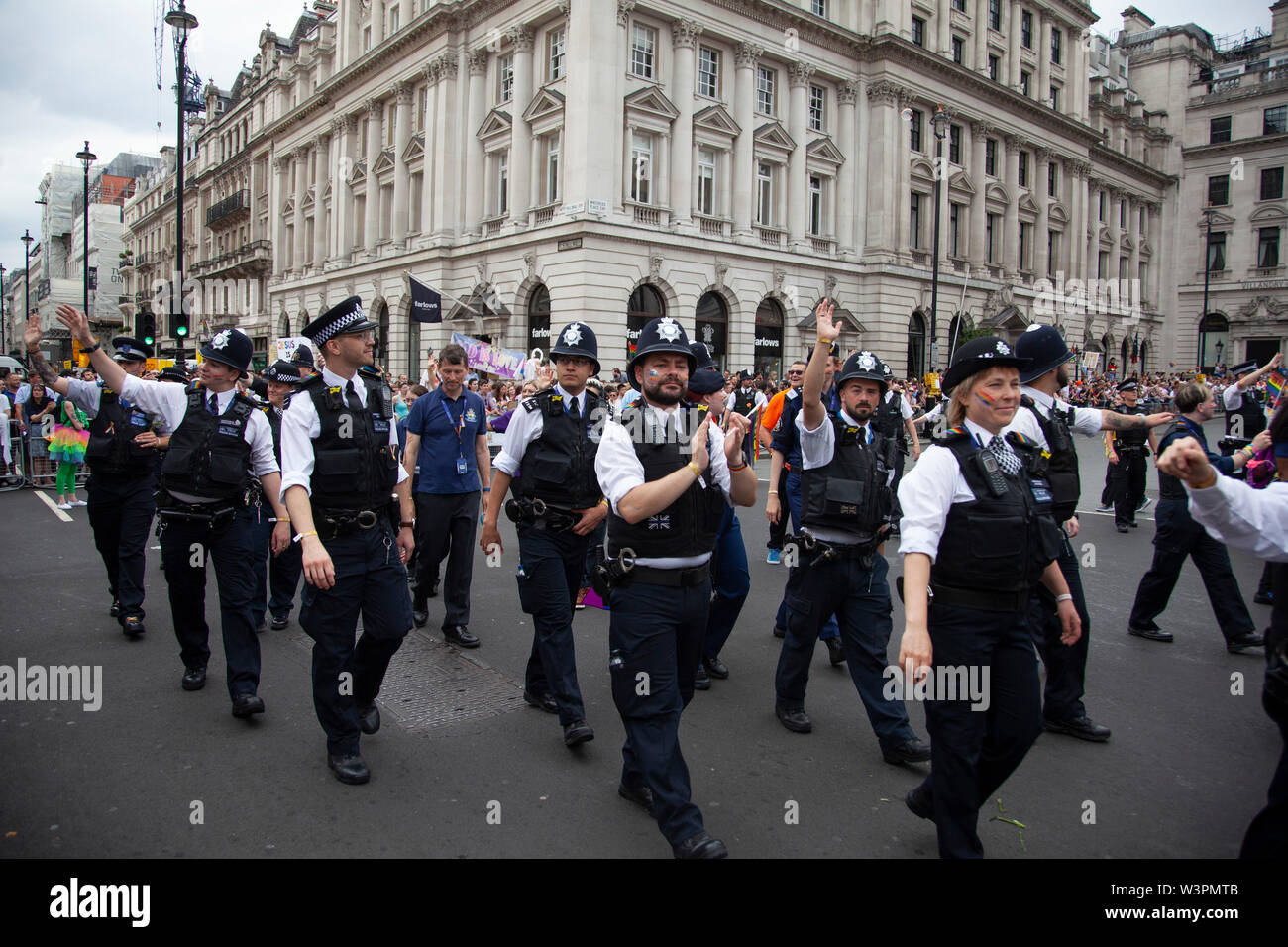 LONDON, Regno Unito - 6 Luglio 2019: gli ufficiali di polizia prendere parte all'annuale Gay Pride marzo nel centro di Londra Foto Stock