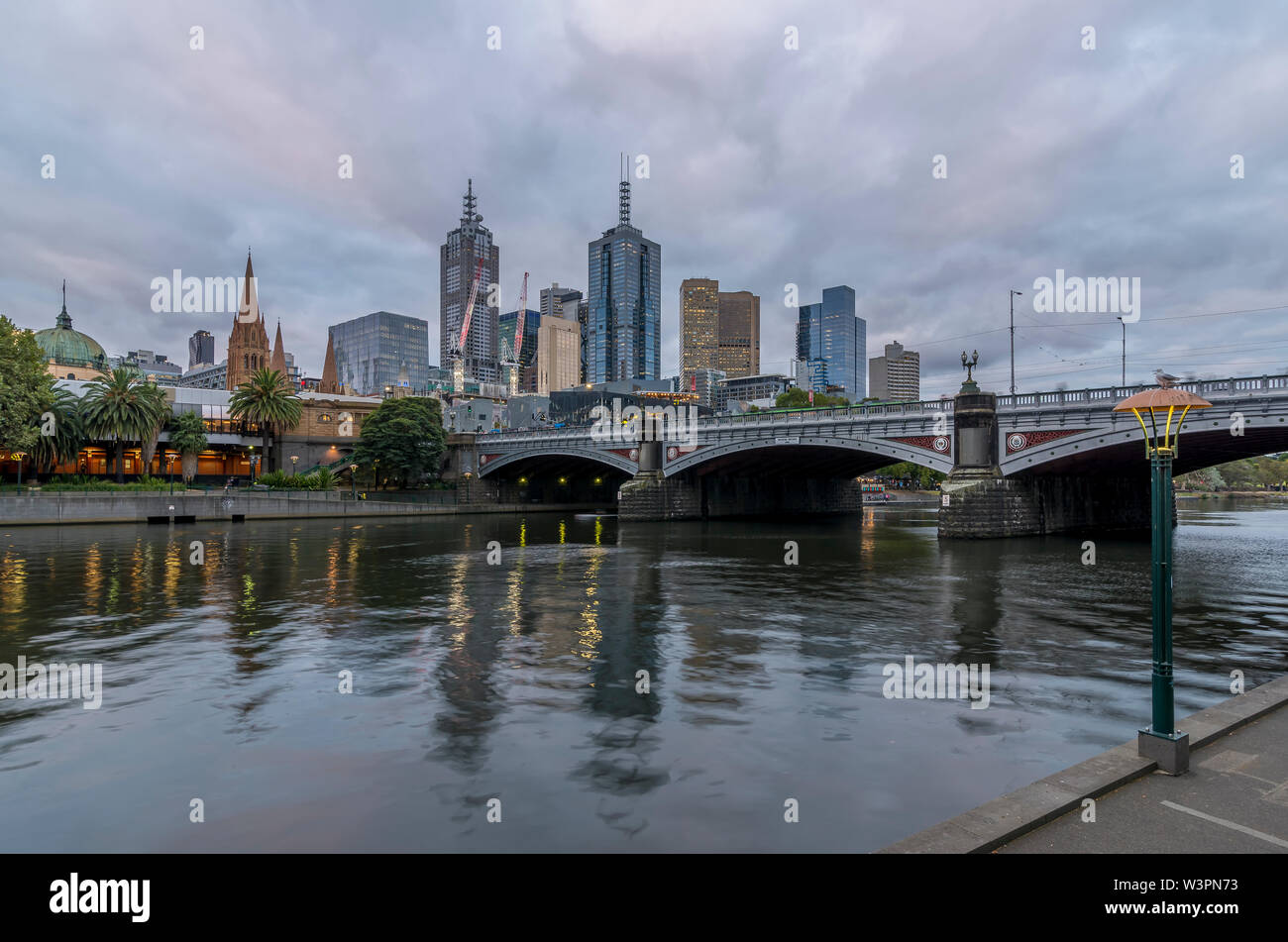 Bellissima vista del centro della città di Melbourne in Australia e il fiume Yarra al crepuscolo Foto Stock