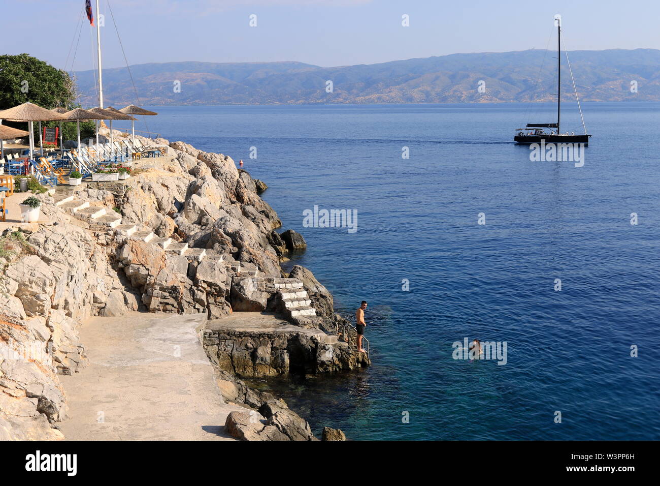 Vista della spiaggia di Spilia in città Hydra, Argo affacciato sul Golfo Saronico e Peloponeese, Grecia. Foto Stock