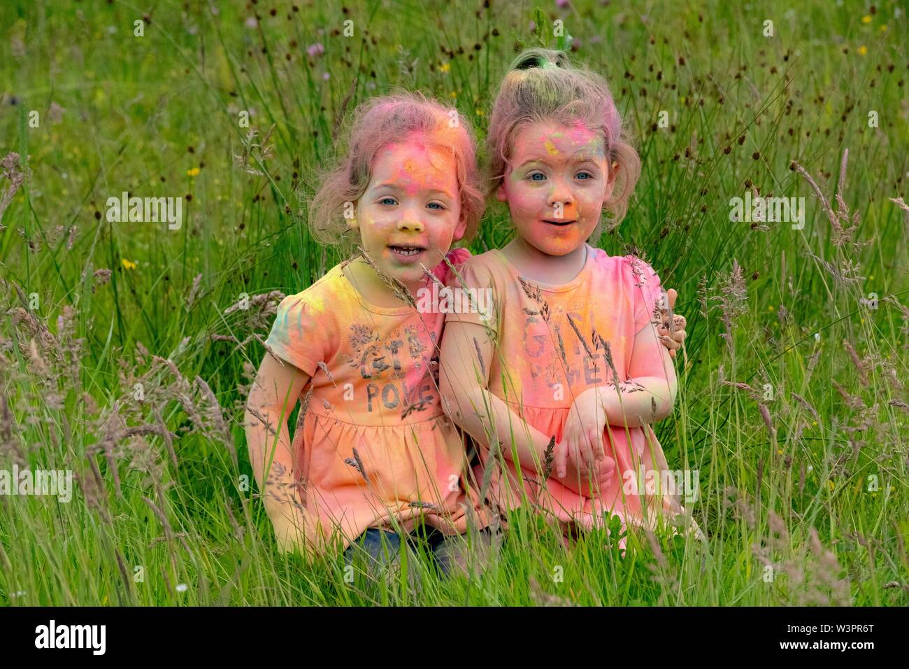 Battaglia di vernice con farina di mais vernice Foto Stock