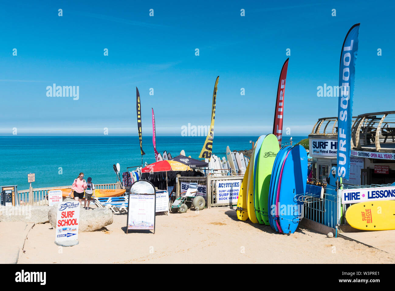 Banner colorati pubblicità Fistral Surf noleggio presso Fistral Beach in Newquay in Cornovaglia. Foto Stock