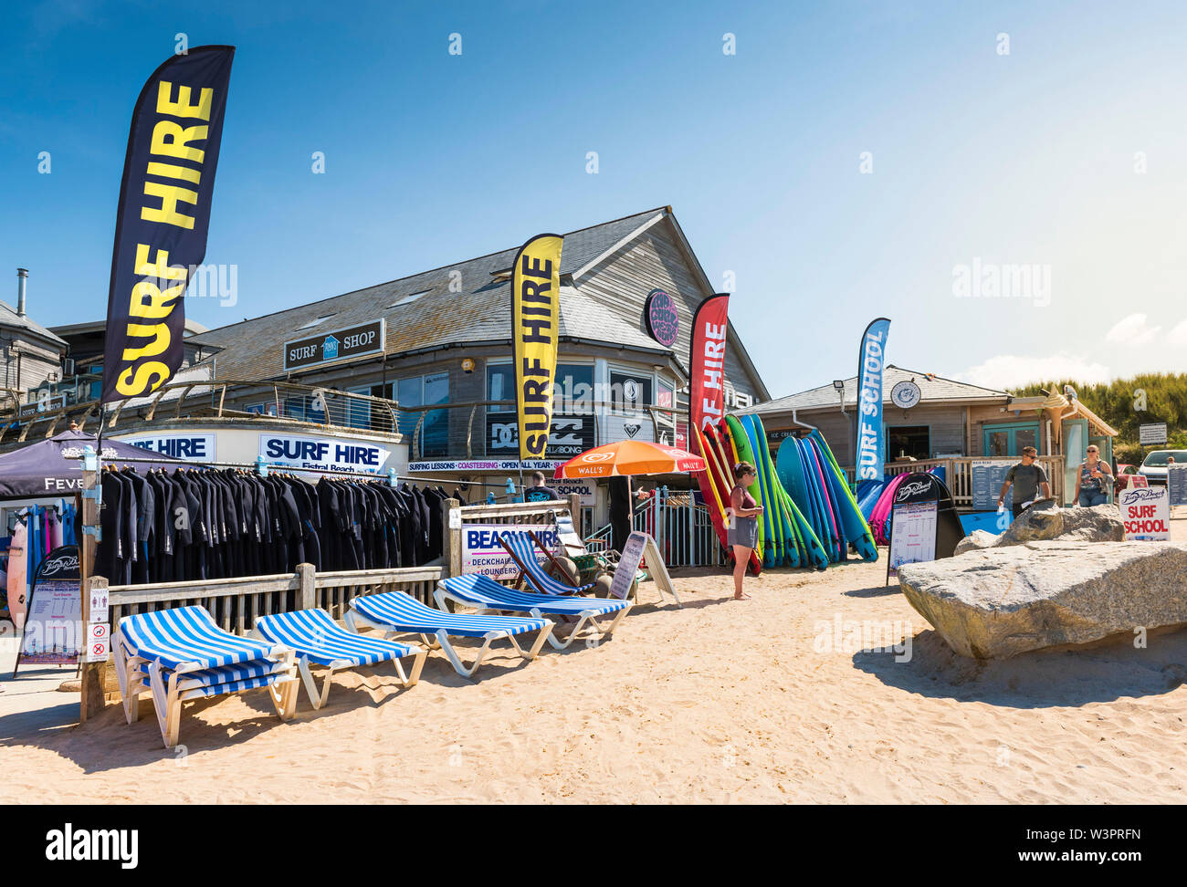 Tavole da surf, muta e lettini disponibili per il noleggio da Fistral Surf Noleggio a Newquay in Cornovaglia. Foto Stock