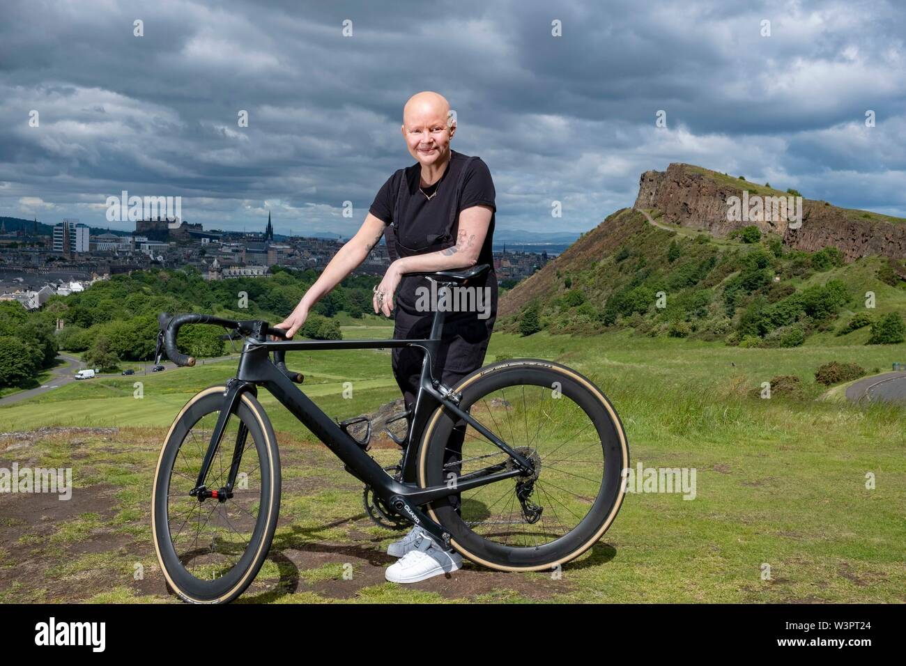 Gail Porter con la bicicletta che si affaccia Edimburgo Foto Stock