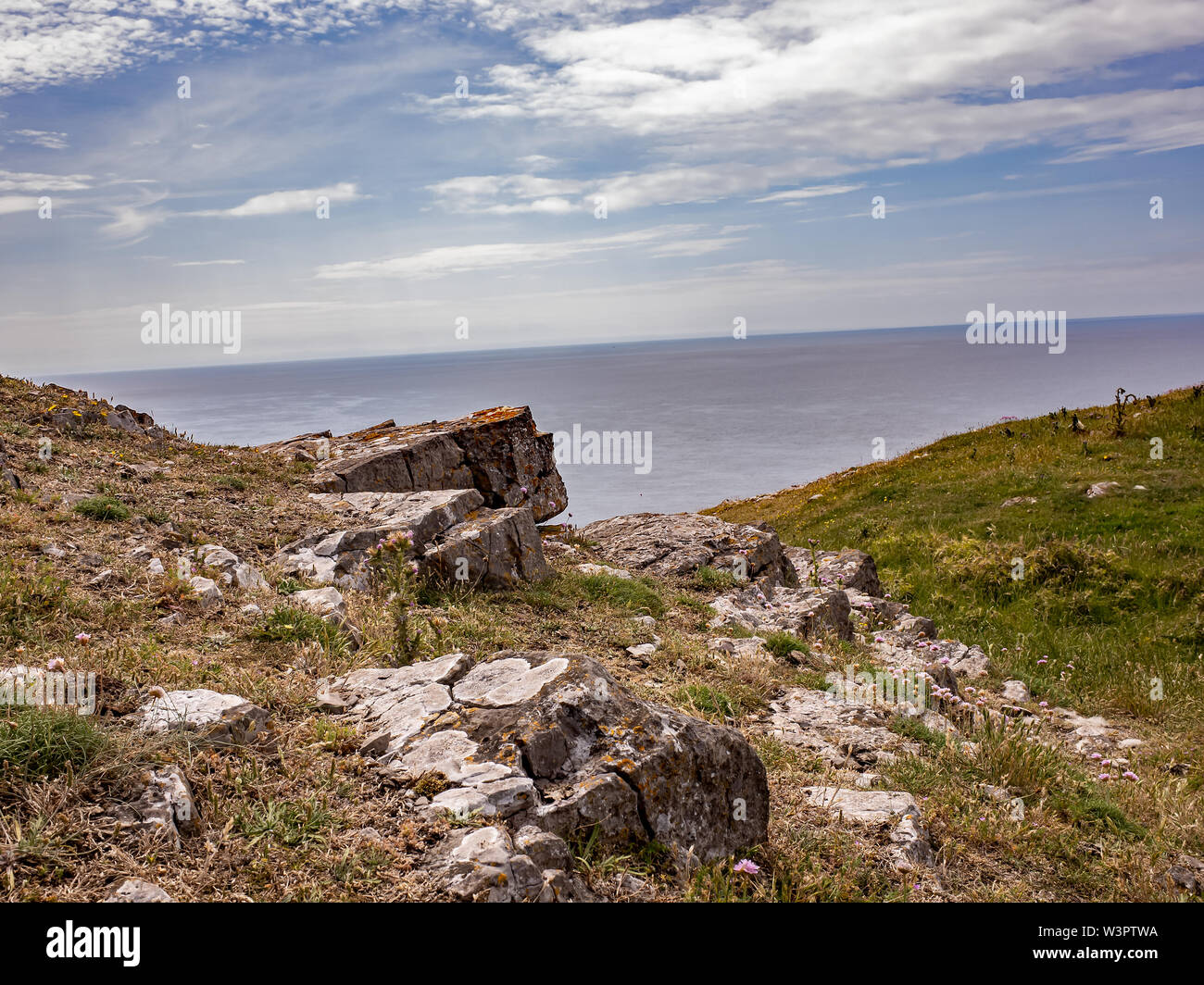 Welsh sentiero costiero, Gower, nel Galles del Sud. Una vista sopra le cime della scogliera, sperone roccioso e promontori Foto Stock