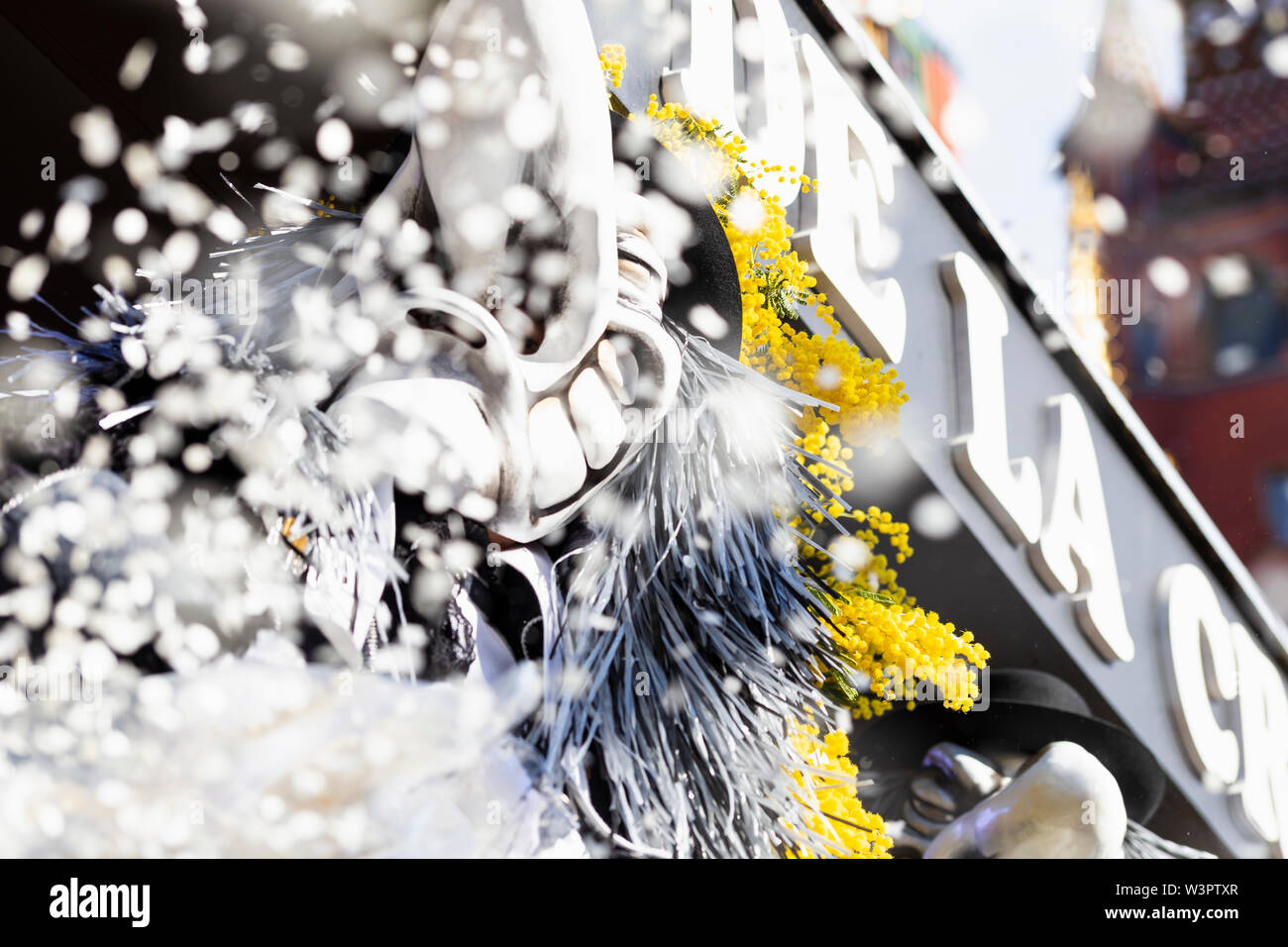 Marktplatz, Basilea, Svizzera - Marzo 13th, 2019. Close-up di un waggis gettando i residui di carta dal suo carnevale galleggiante Foto Stock