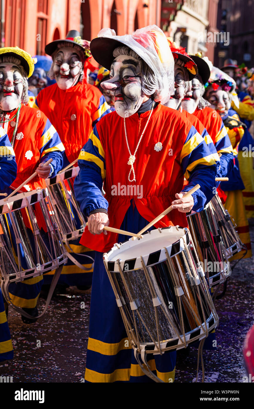 Marktplatz, Basilea, Svizzera - Marzo 13th, 2019. Close-up di un carnevale partecipante dissimulata come una vecchia signora giocando snare drum Foto Stock