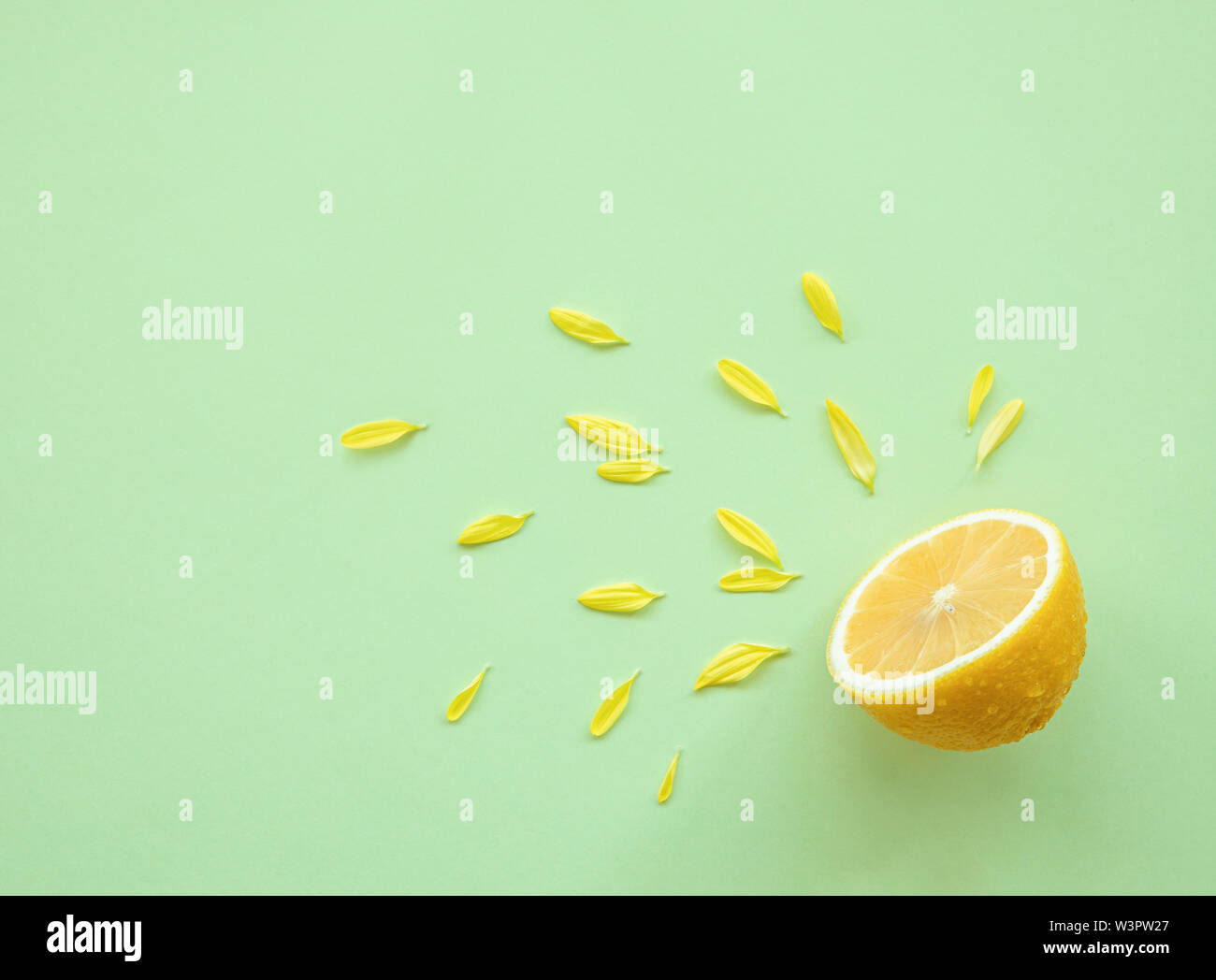 Fetta di limone tagliata, estate fresca Foto Stock