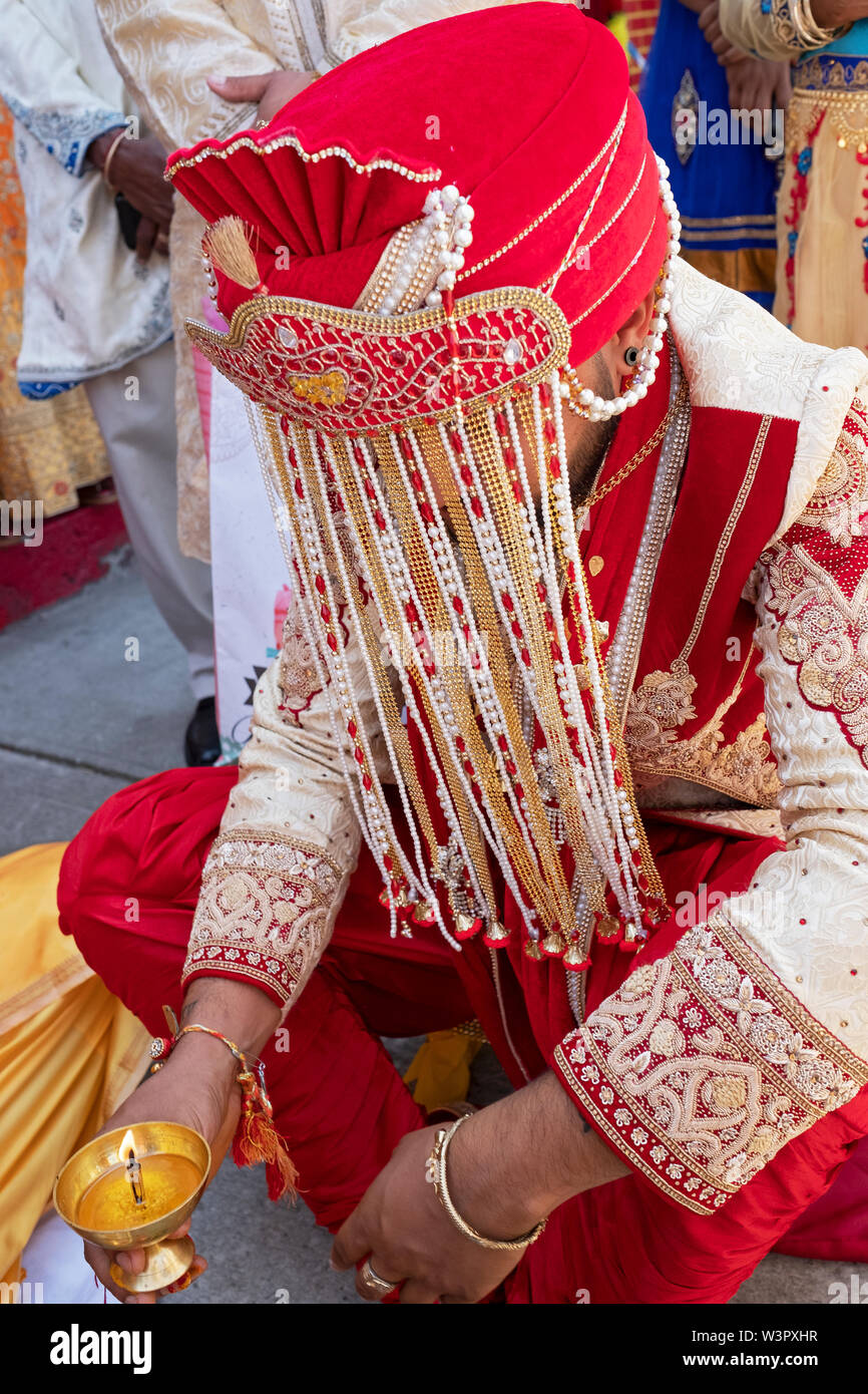 Un sposo a un tradizionale matrimonio induista non le arti rituale al di fuori del tempio prima della cerimonia inizia. In Ozone Park, Queens, a New York City Foto Stock