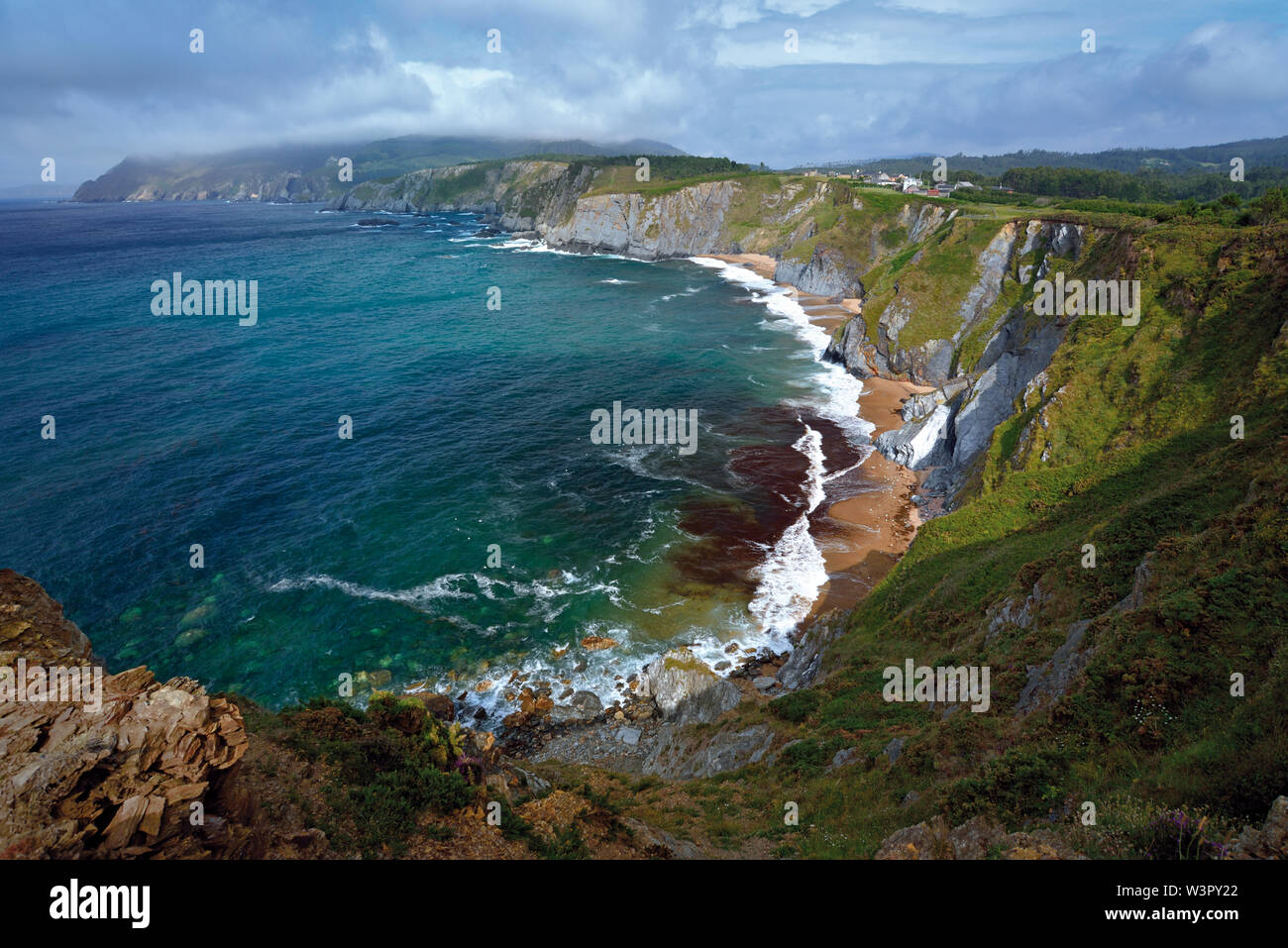 Vista di costa selvaggia con semicircolare spiaggia naturale Foto Stock
