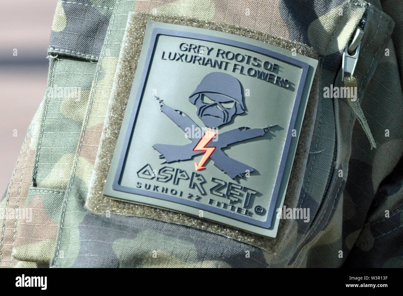 Il polacco Sukhoi Su-22 montatore equipaggio battenti seme patch. Spalla badge in velcro. Attrezzature Osprzet. Grigio a radici di lussureggianti fiori. Iron Maiden Eddie logo Foto Stock