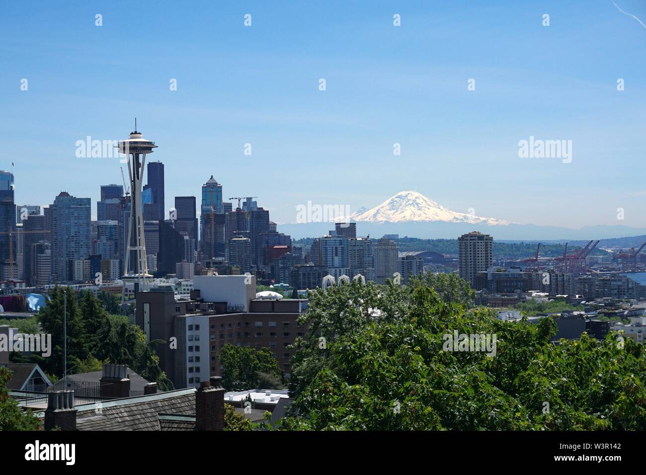 Lo skyline di Seattle con il Monte Rainier in background Foto Stock