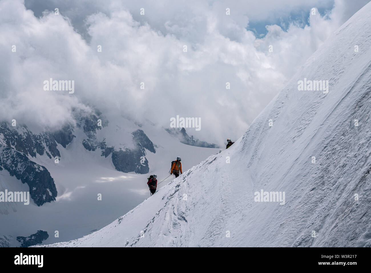 Chamonix, Francia - 18/06/2019: alpinisti tornando a Aiguille du Midi Foto Stock