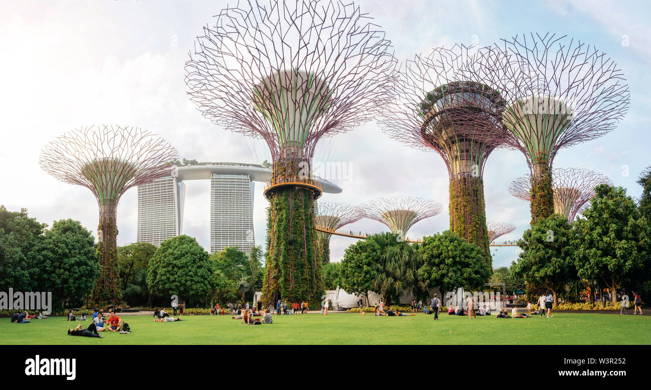 Singapore - Aprile 2, 2018: vista panoramica del Supertree presso i giardini dalla baia e Marina Bay Sands Foto Stock