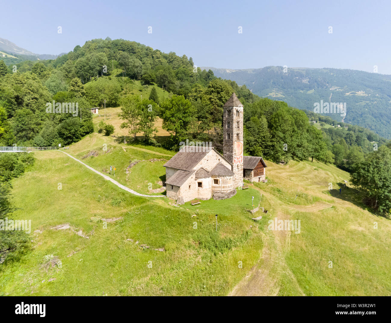 Veduta aerea della chiesa di San Ambrogio Vecchio (anche San Carlo), Negrentino, Svizzera Foto Stock