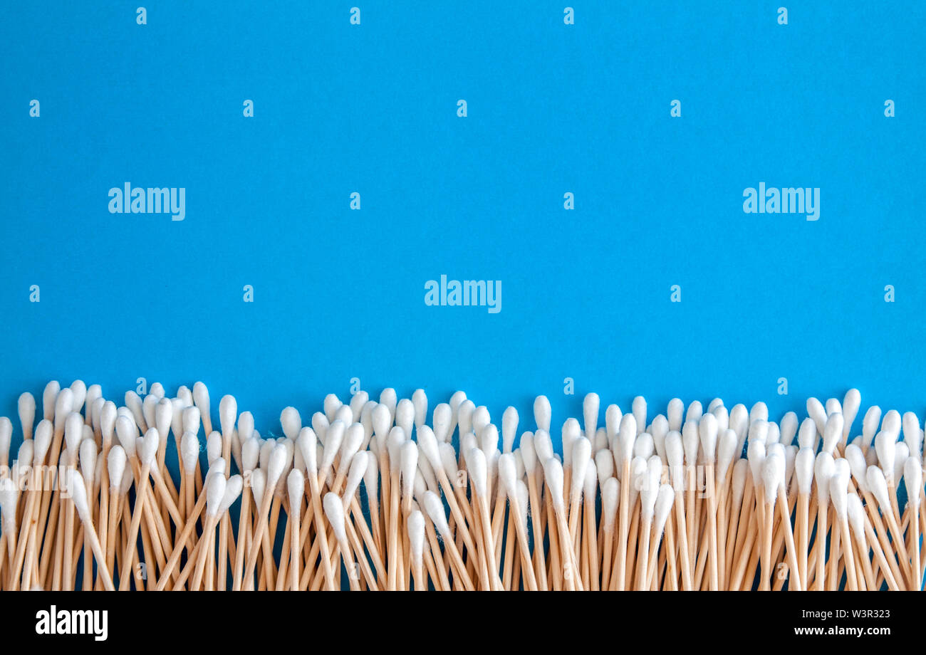 Composizione del legno e di tamponi di cotone su un Blu-ciano-lilla sfondo. Cornice rotonda framing. Lay piatto. Copia dello spazio. Trend. Il concetto è naturale, eco-frie Foto Stock