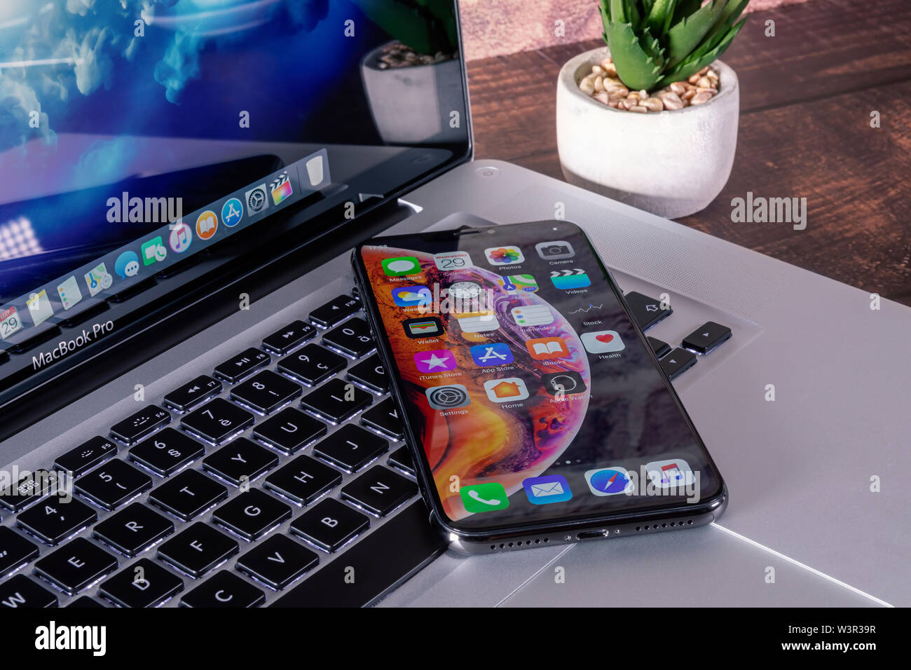 Galati, Romania - 29 Maggio 2019: Nuovo iPhone Xs e Xs Max modello dello smartphone da Apple Computer vicino. Nuovo Apple iPhone su MacBook Pro 15 chiave per laptop Foto Stock Galati, Romania - 29 Maggio 2019: Nuovo iPhone Xs e Xs Max modello dello smartphone da Apple Computer vicino. Nuovo Apple iPhone su MacBook Pro 15 chiave per laptop Foto Stock