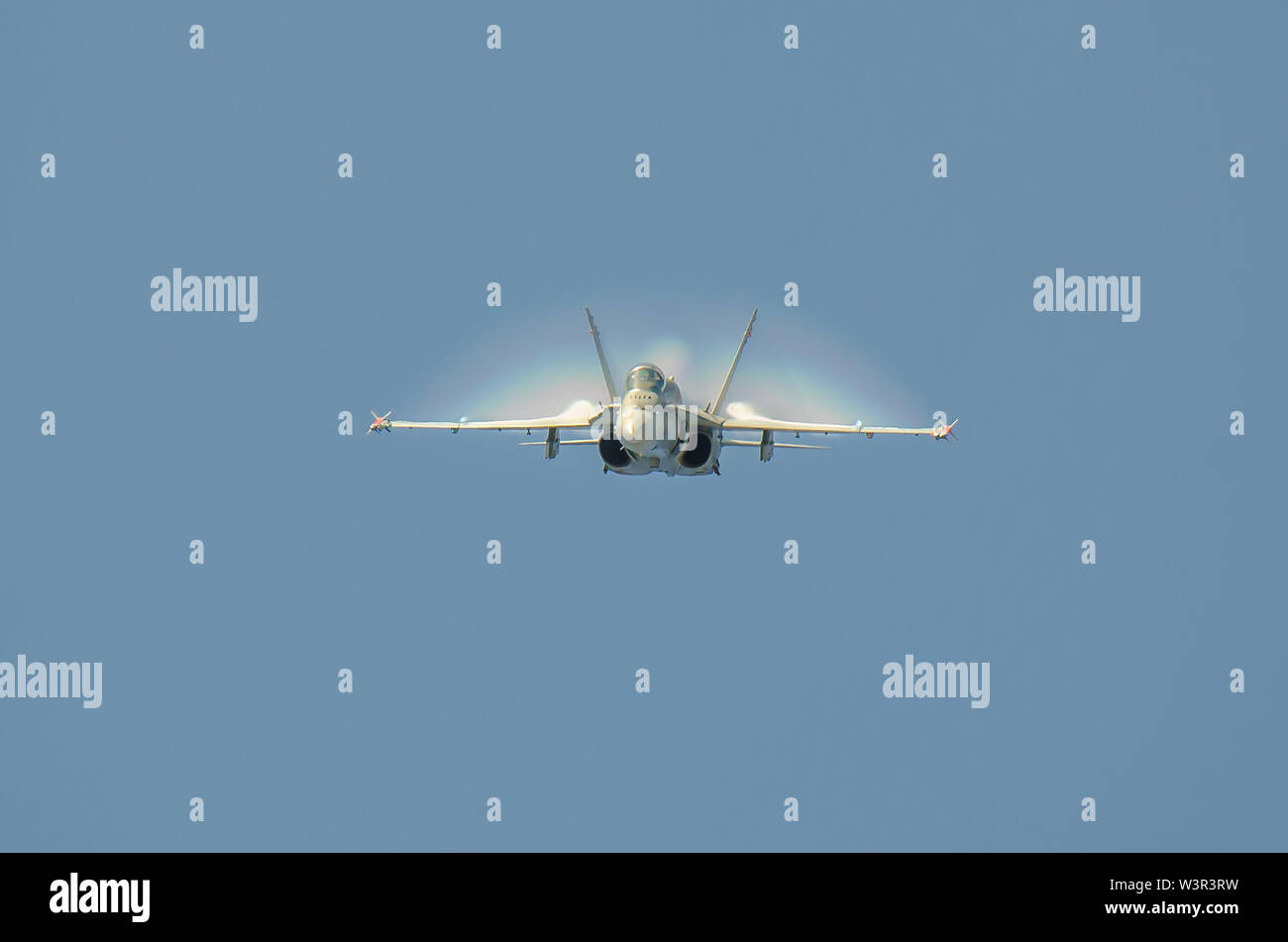 L'aeronautica militare finlandese Ilmavoimat F-18 Hornet ha partecipato al Royal International Air Tattoo Airshow, RIAT, RAF Fairford. Fondo dell'anello, vapore Foto Stock