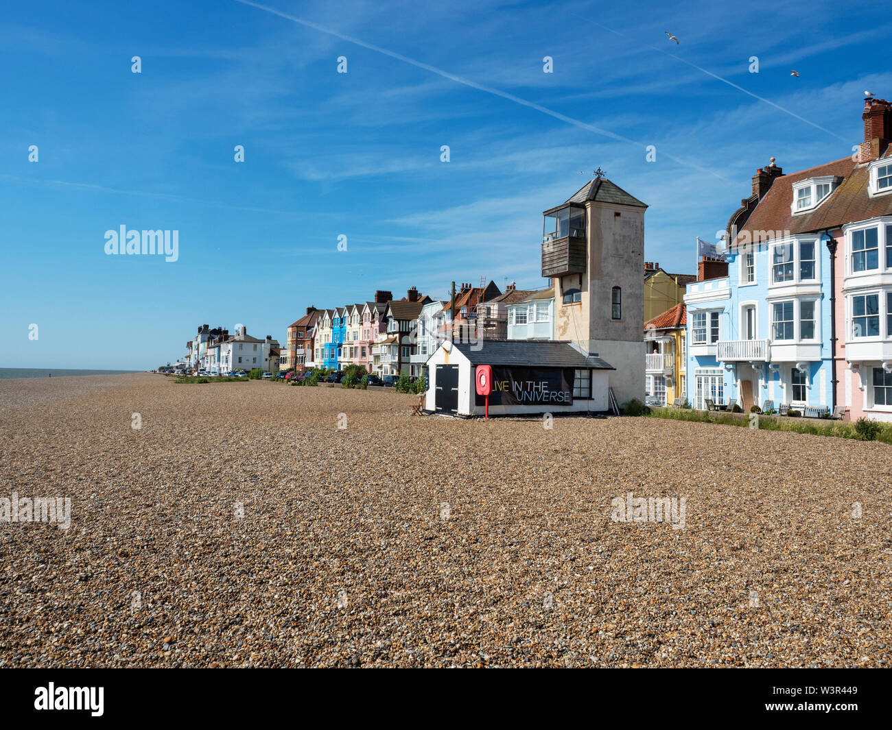 Ex marinai della torre di vedetta ora una galleria d'arte sulla spiaggia di ciottoli a Aldeburgh Suffolk in Inghilterra Foto Stock
