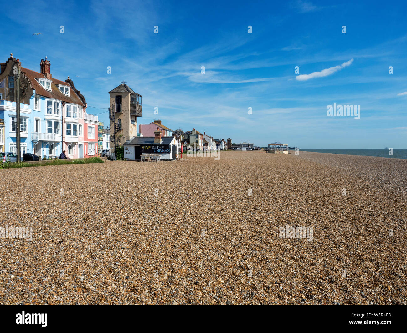 Ex marinai della torre di vedetta ora una galleria d'arte sulla spiaggia di ciottoli a Aldeburgh Suffolk in Inghilterra Foto Stock