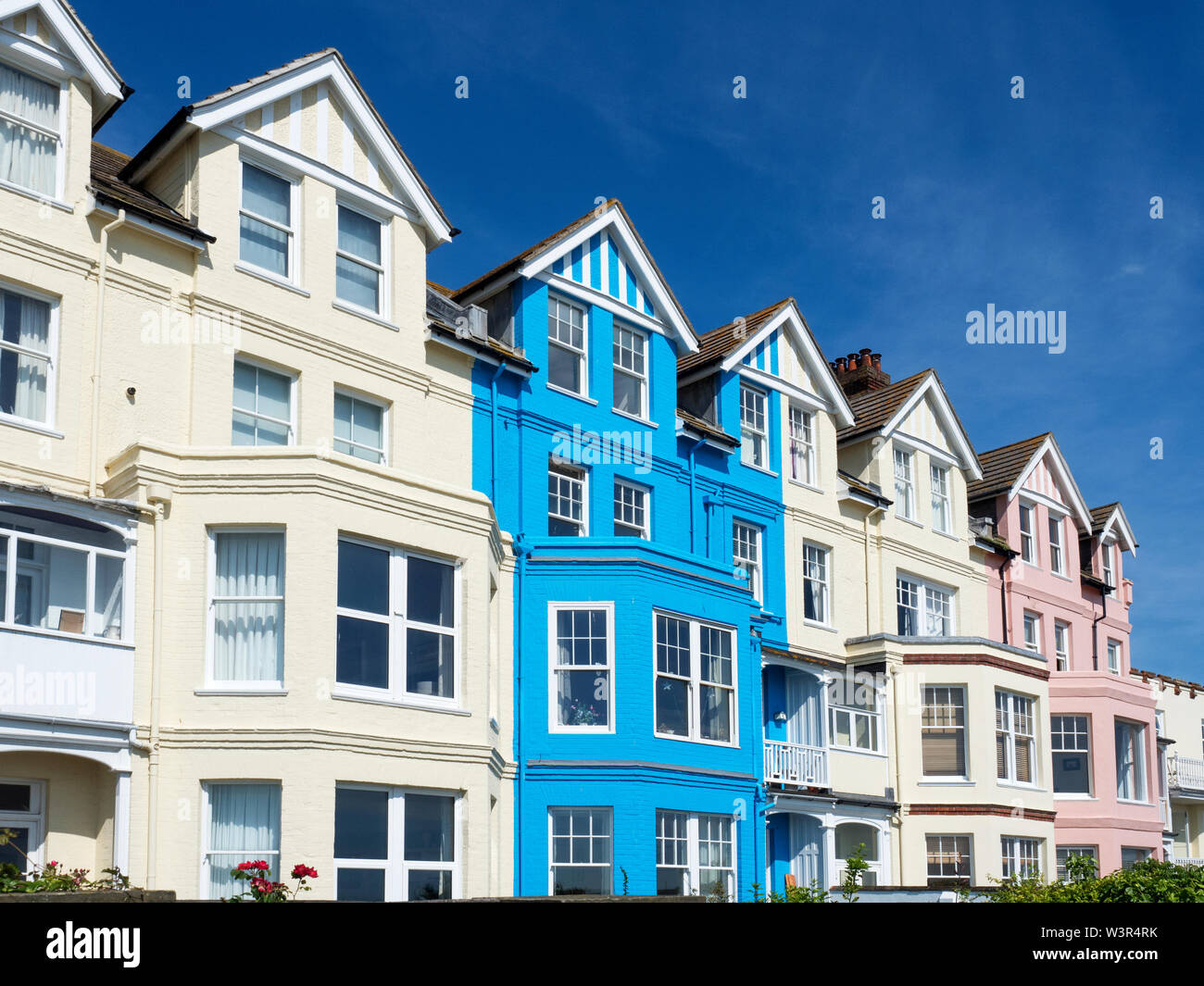 Gli edifici colorati lungo il lungomare di Aldeburgh Suffolk in Inghilterra Foto Stock