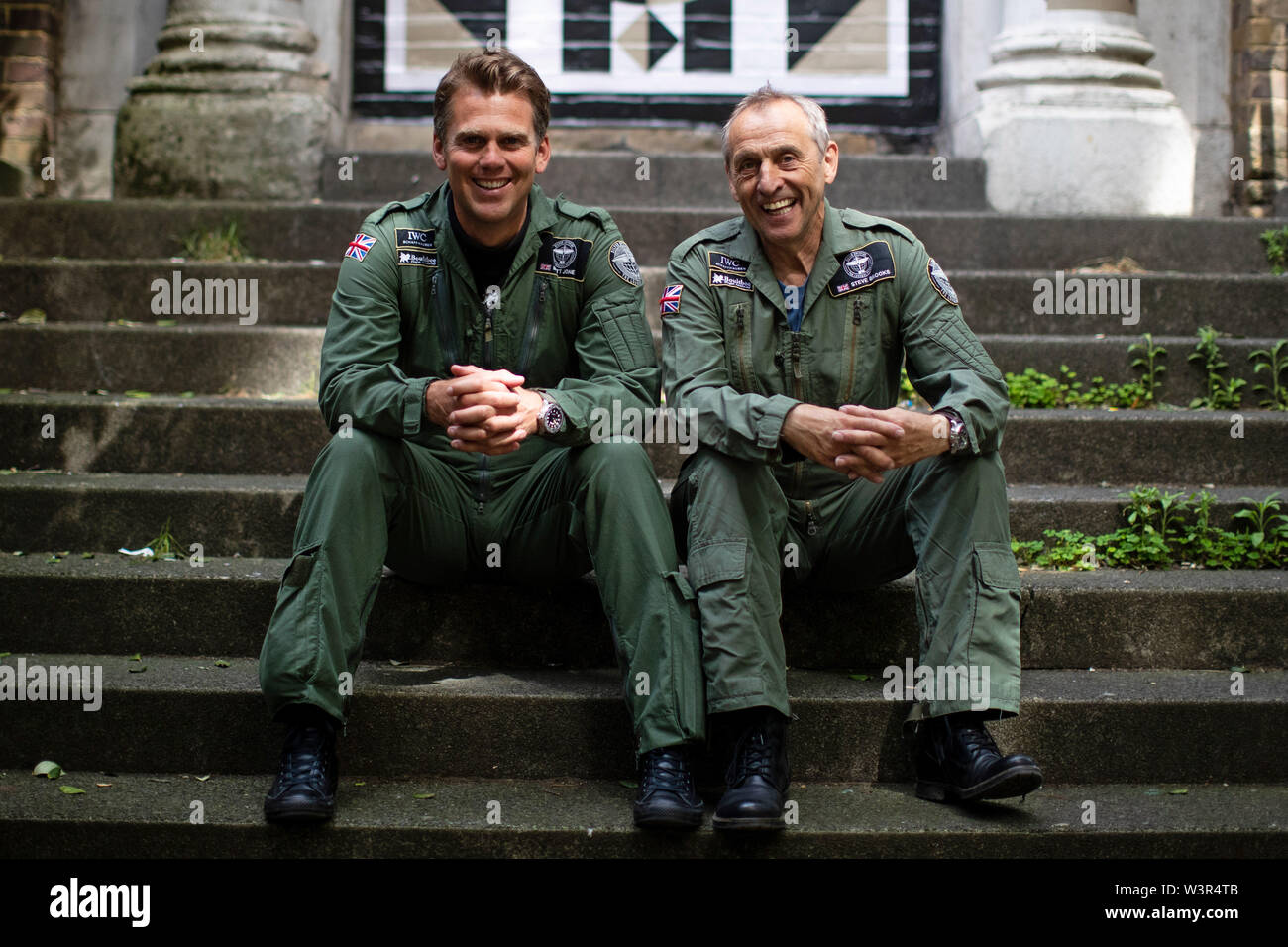 Matt Jones (sinistra) e Steve Boultbee Brooks, i due piloti di spitfire sta tentando di volare un restaurato recentemente MK IX Spitfire denominato 'Silver Spitfire" in tutto il mondo nella prima circumnavigazione del globo da parte di un piano di spitfire. Foto Stock