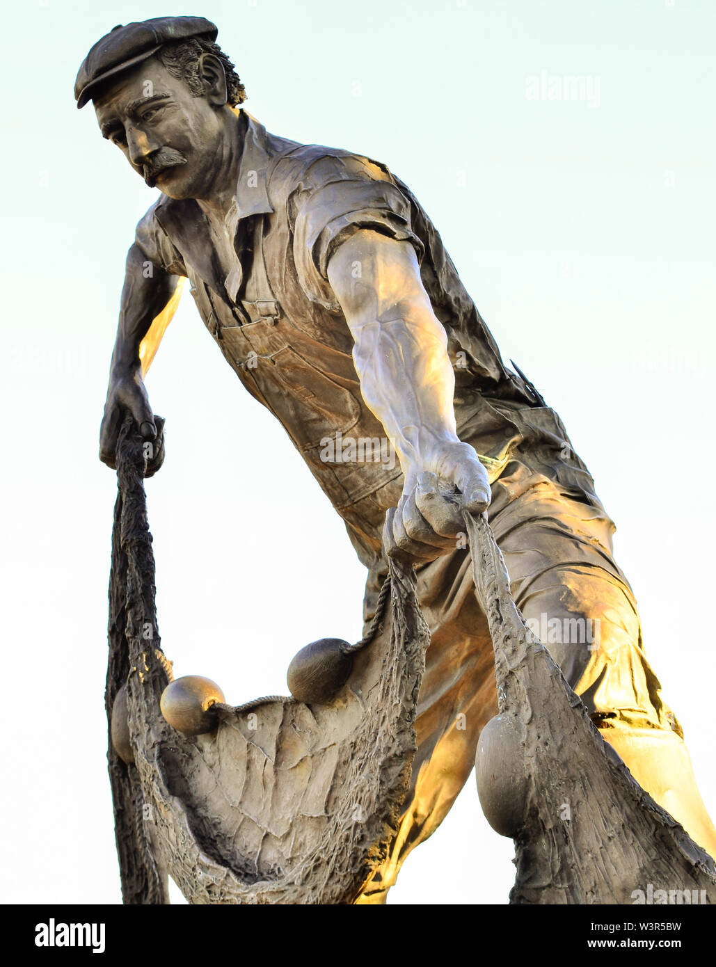 "Il Pescatore" una statua di bronzo di un pescatore tira in un net, Pittsburg, CA, USA, città sorella Isola delle Femmine, Italia, scultore Frank Vitale, Foto Stock
