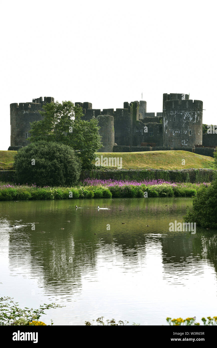 Castello di Caerphilly, nel Galles del Sud. (Gallese: Castell Caerffili) Il castello fu costruito da Gilbert de Clare nel XIII secolo Foto Stock