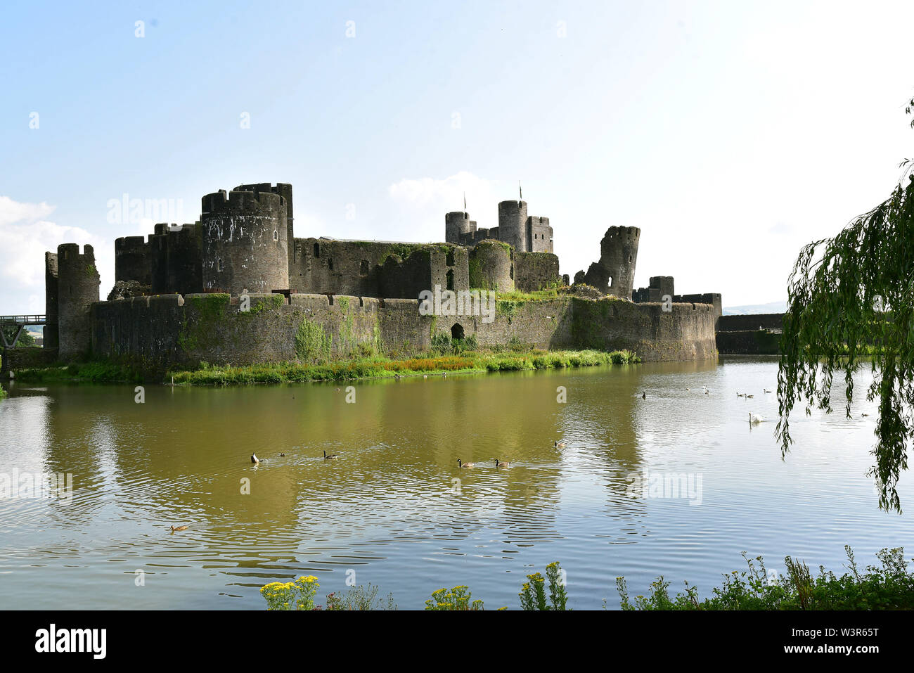 Castello di Caerphilly, nel Galles del Sud. (Gallese: Castell Caerffili) Il castello fu costruito da Gilbert de Clare nel XIII secolo Foto Stock