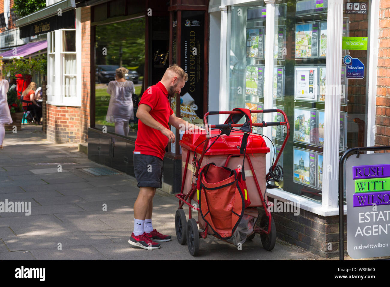 Portalettere e carrello, tenterden, kent, Regno Unito Foto Stock