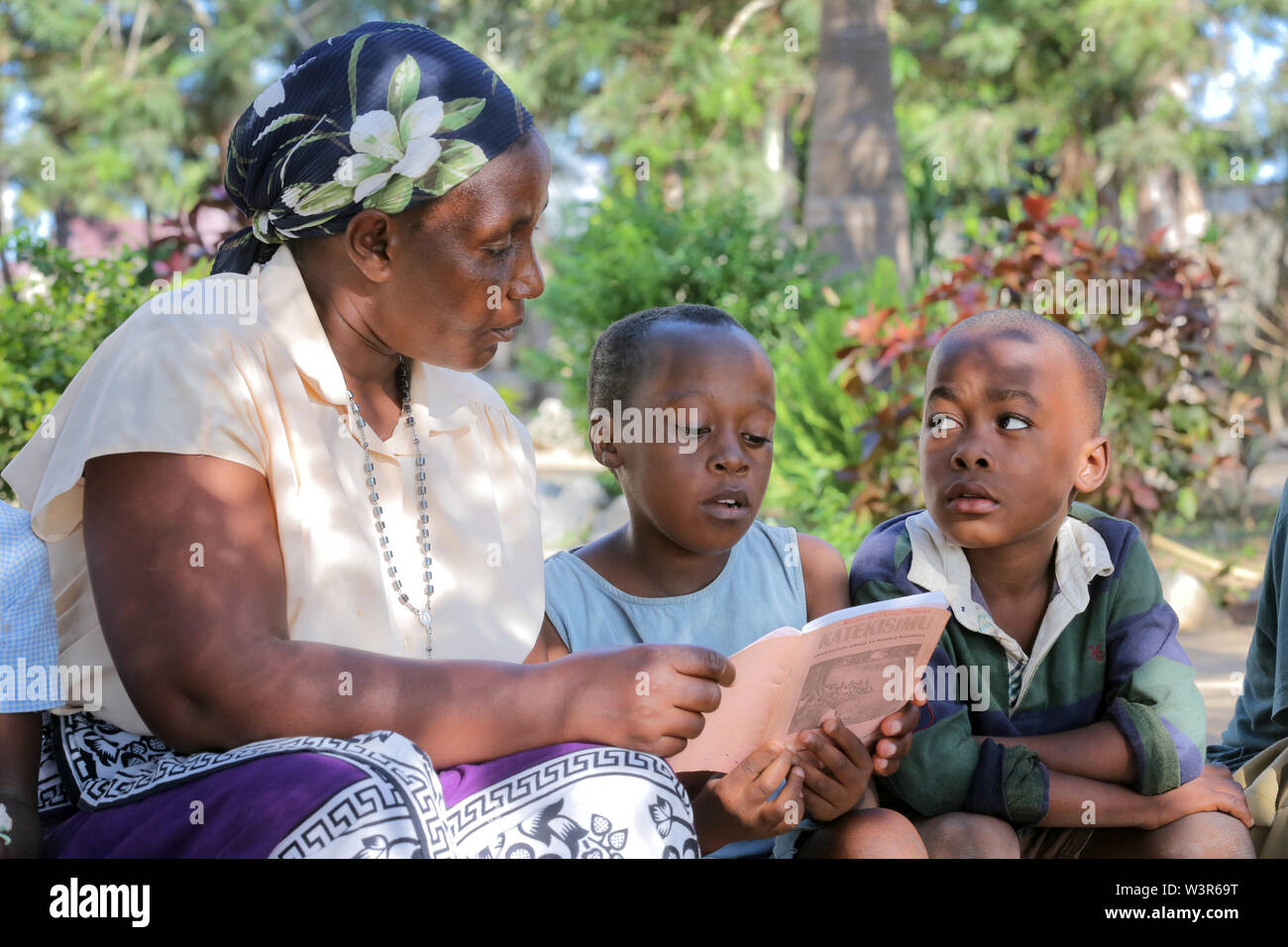 Il catechista insegna Religione cattolica classi con gli studenti dall'Epifania Pre- e la scuola primaria a Bagamoyo, in Tanzania Foto Stock