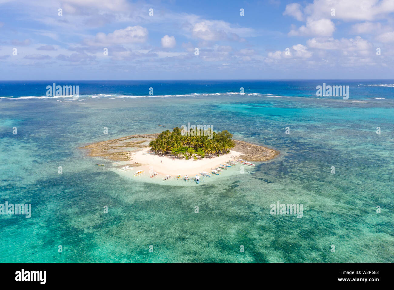 Guyam isola, Siargao, Filippine. Piccola isola con palme e una spiaggia di sabbia bianca. Isole Filippine. Foto Stock