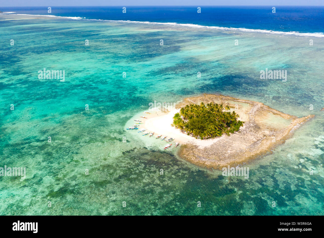 Guyam isola, Siargao, Filippine. Piccola isola con palme e una spiaggia di sabbia bianca. Isole Filippine. Foto Stock