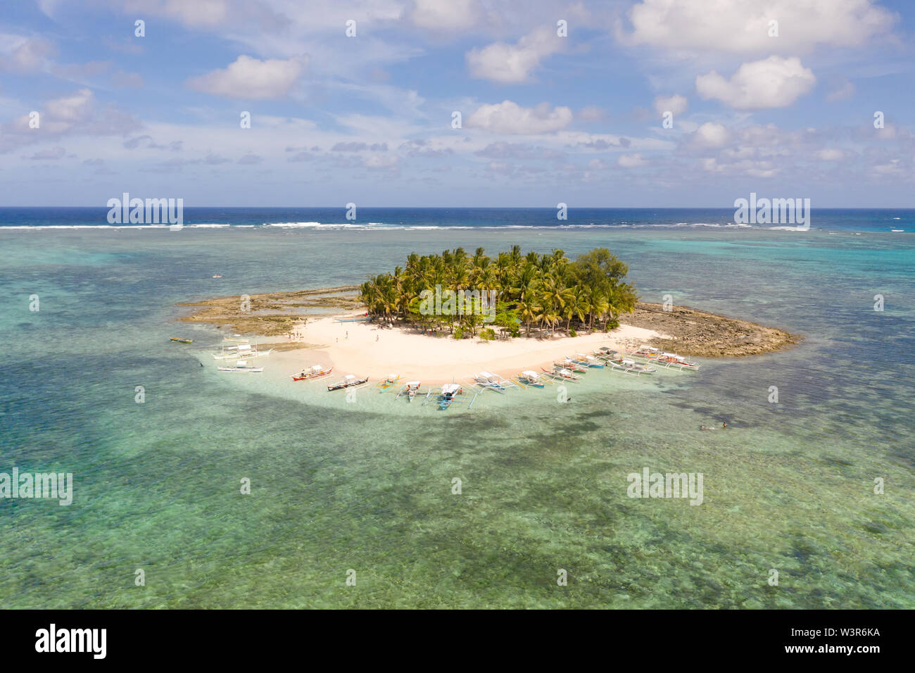 Guyam isola, Siargao, Filippine. Piccola isola con palme e una spiaggia di sabbia bianca. Isole Filippine. Foto Stock
