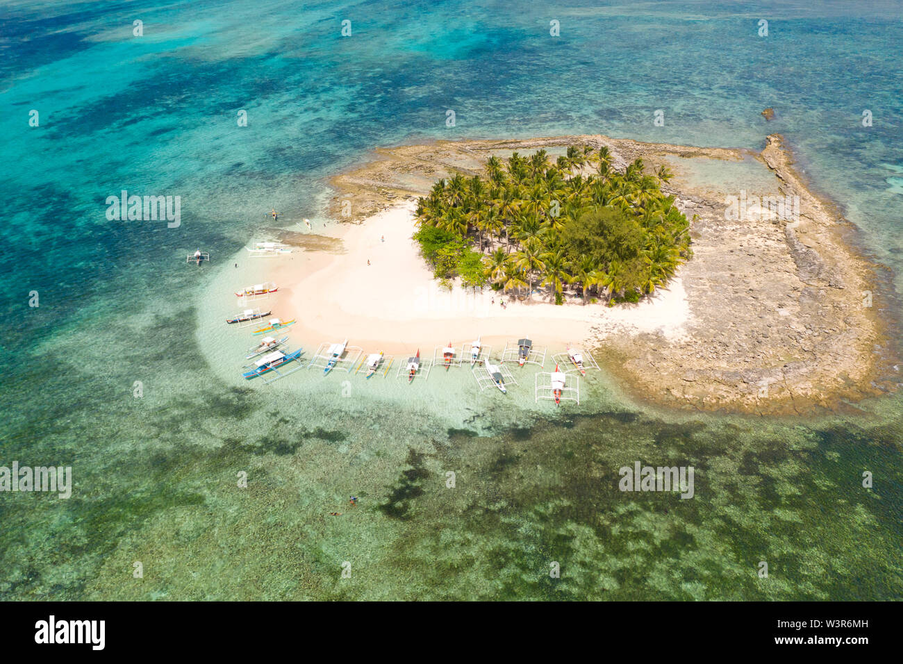 Guyam isola, Siargao, Filippine. Piccola isola con palme e una spiaggia di sabbia bianca. Isole Filippine. Foto Stock