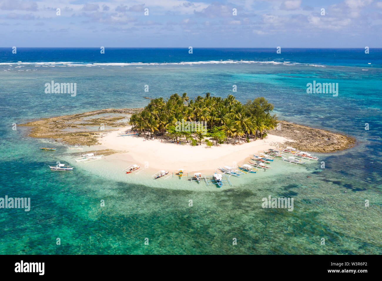 Guyam isola, Siargao, Filippine. Piccola isola con palme e una spiaggia di sabbia bianca. Isole Filippine. Foto Stock