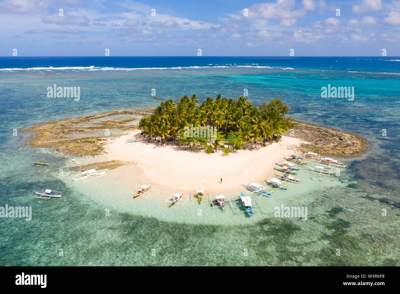 I turisti potrete rilassarvi su una piccola isola tropicale. Guyam isola, Siargao, Filippine. Seascape con una bellissima isola. Foto Stock