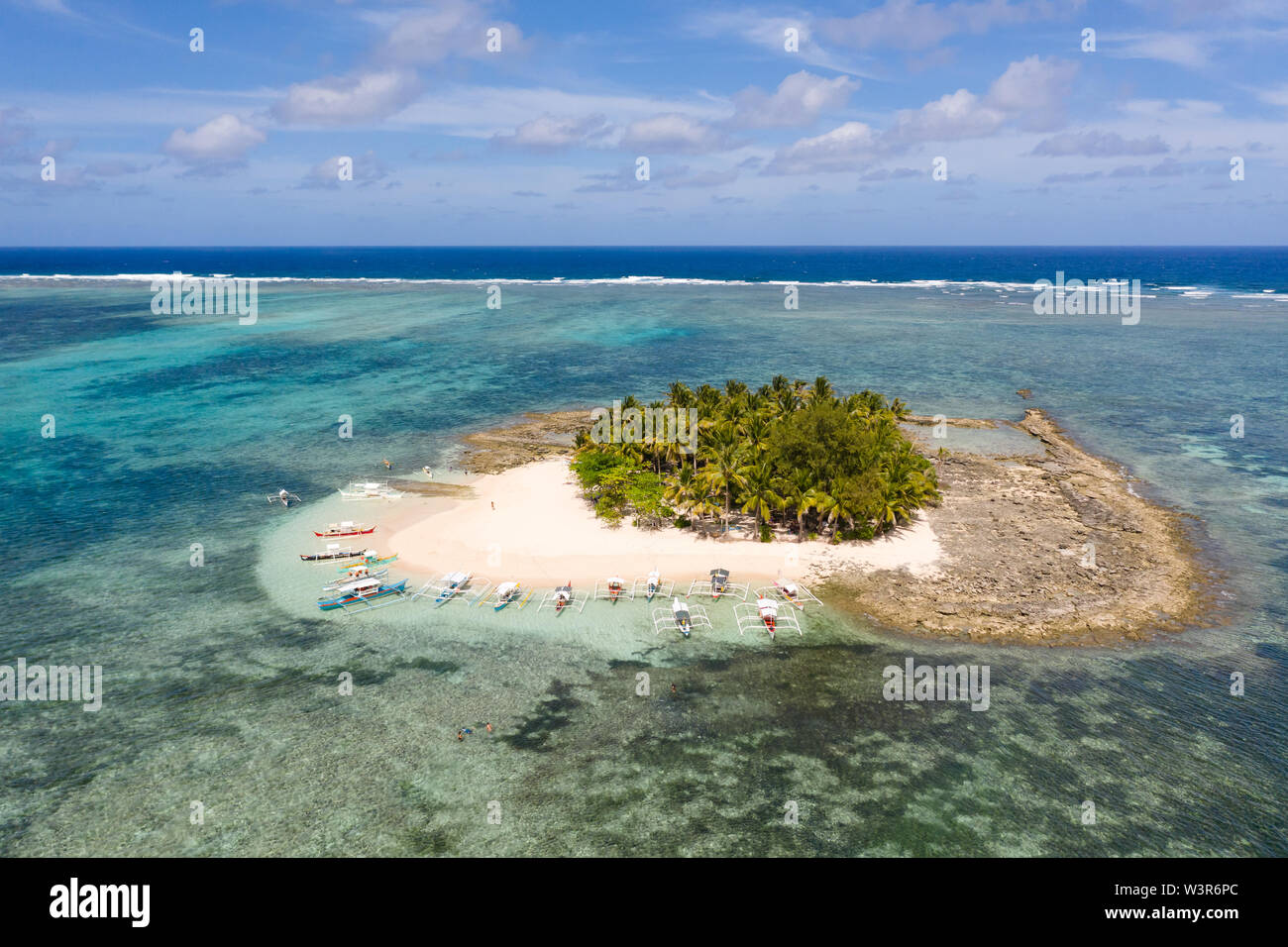 I turisti potrete rilassarvi su una piccola isola tropicale. Guyam isola, Siargao, Filippine. Seascape con una bellissima isola. Foto Stock