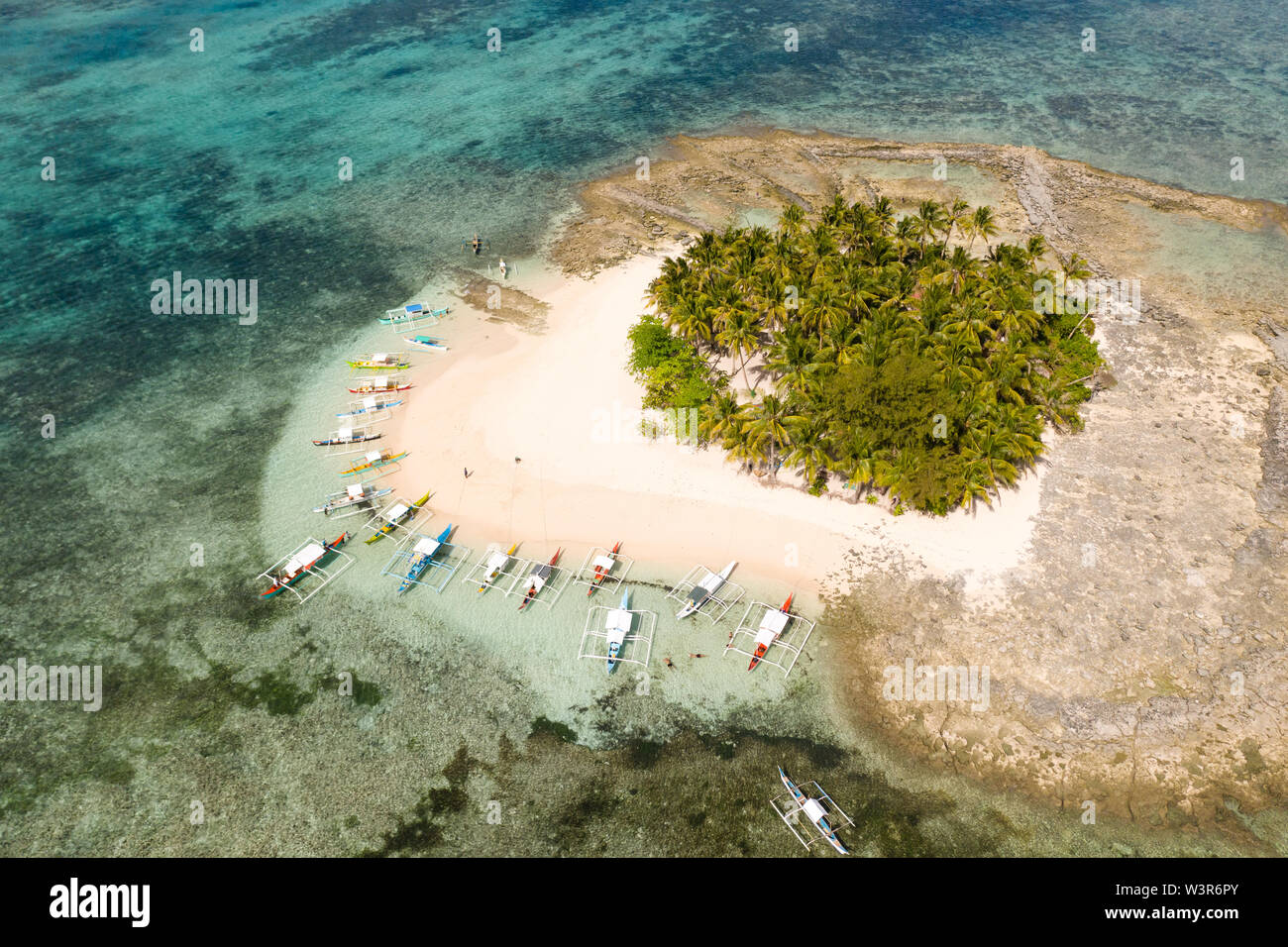I turisti potrete rilassarvi su una piccola isola tropicale. Guyam isola, Siargao, Filippine. Seascape con una bellissima isola. Foto Stock