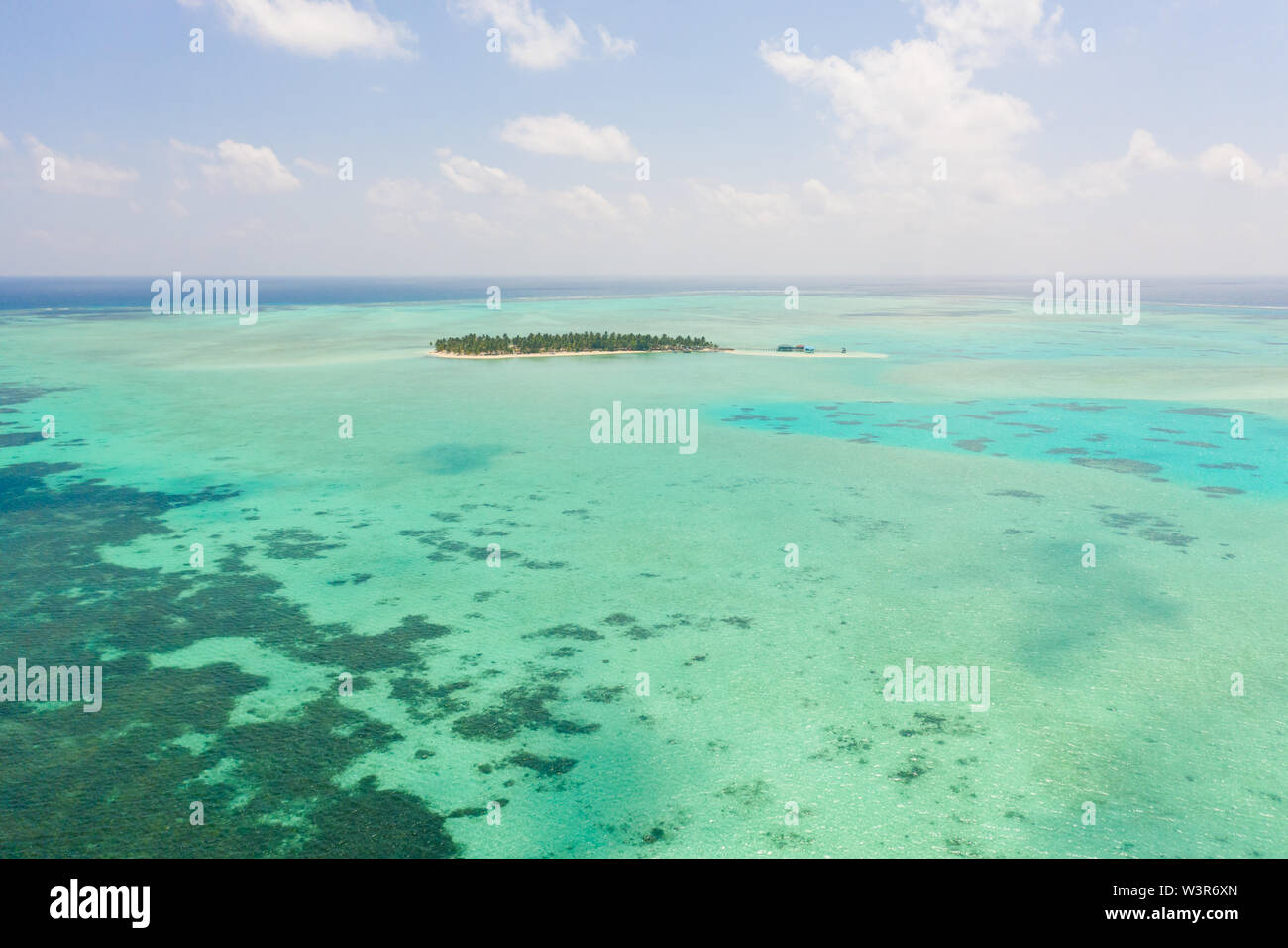 Isola tropicale circondata da belle lagune. Isola Onok Balabac, Filippine. Il resto su un'isola tropicale. La natura delle Isole Filippine. Foto Stock