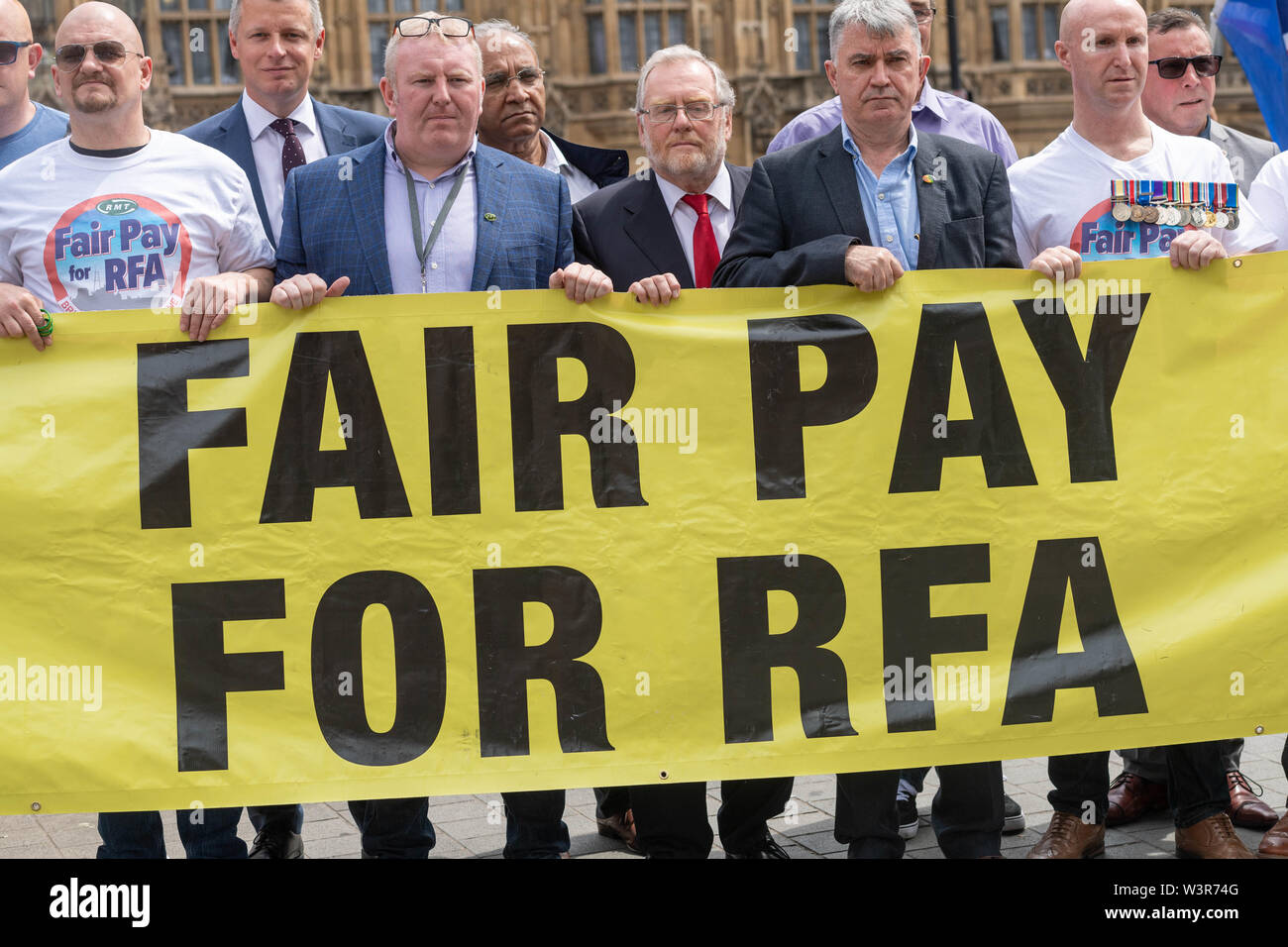 Londra 17 luglio 2019 una lobby parlamentare dalla rotaia marittimo e i lavoratori del settore dei trasporti europea a nome della Flotta Reale marittimi ausiliari oltre al di sotto dell'inflazione aumenti di stipendio. 'L'equa retribuzione per la RFA' banner con John Spellar MP (centro) e Mick contanti, Segretario Generale del RMT sulla sua destra Credit Ian Davidson/Alamy Live News Foto Stock