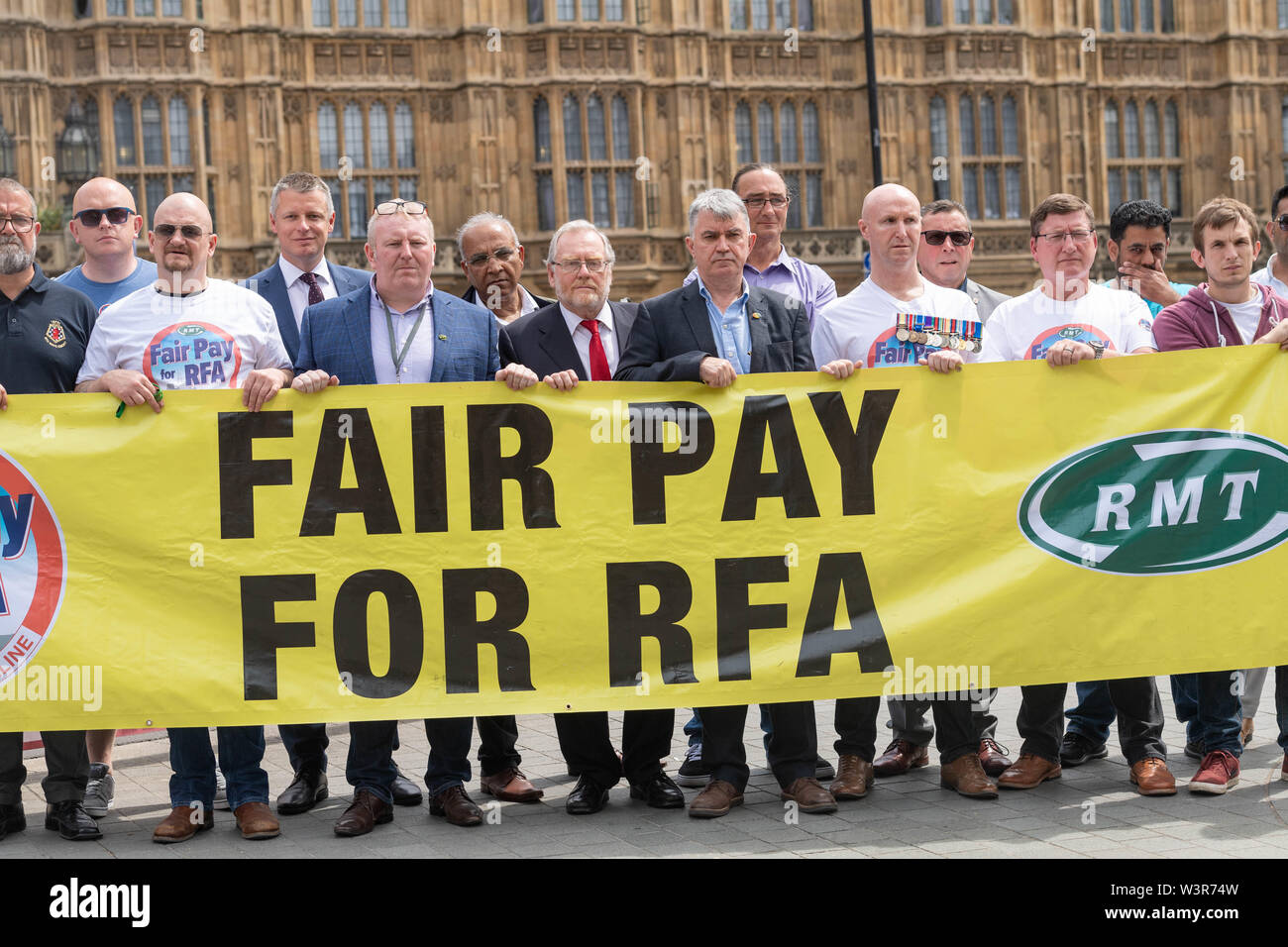 Londra 17 luglio 2019 una lobby parlamentare dalla rotaia marittimo e i lavoratori del settore dei trasporti europea a nome della Flotta Reale marittimi ausiliari oltre al di sotto dell'inflazione aumenti di stipendio. 'L'equa retribuzione per RFA' credito banner Ian Davidson/Alamy Live News Foto Stock
